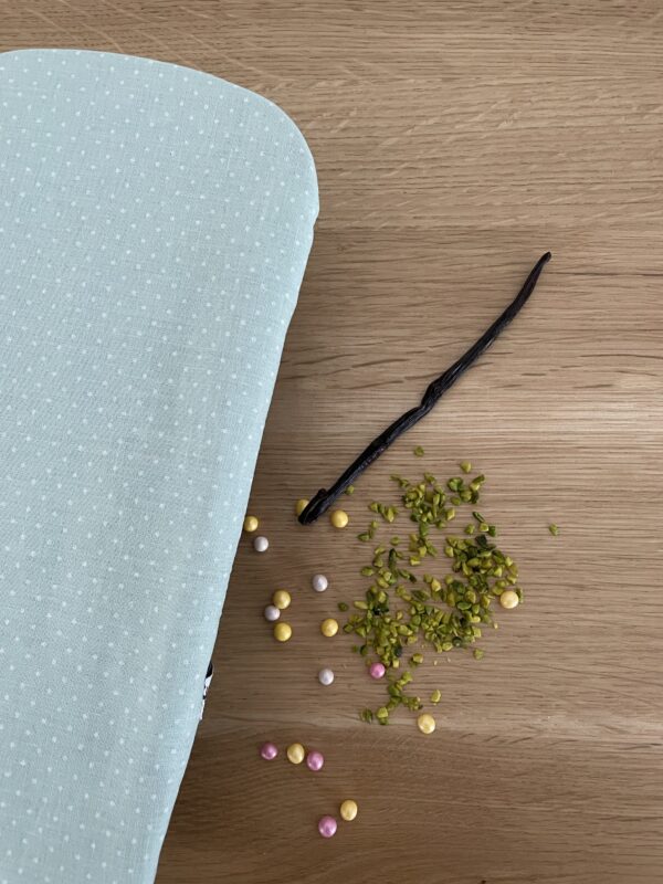 CAKE 26-28 CM in mint-weiss GEPUNKTET